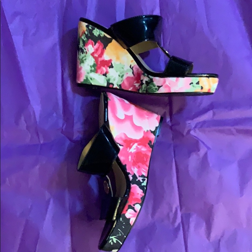 Patent wedge shoes